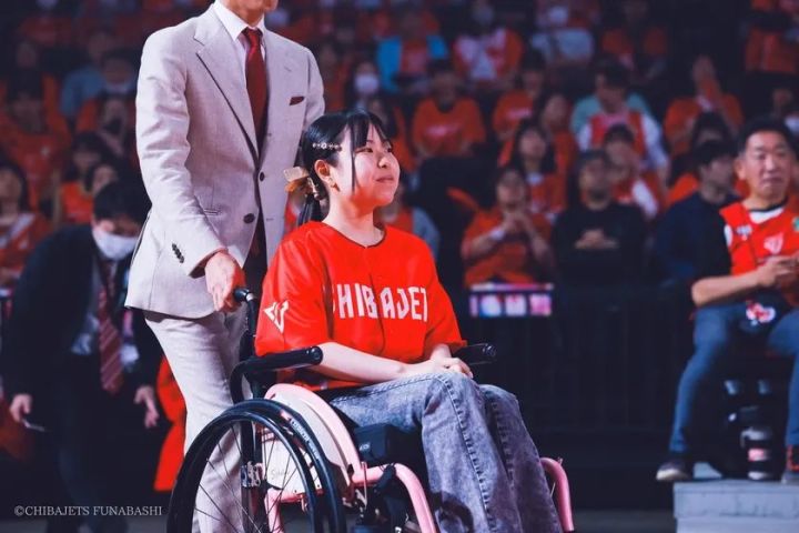 千葉ジェッツの会場で車椅子に乗る小雪さん