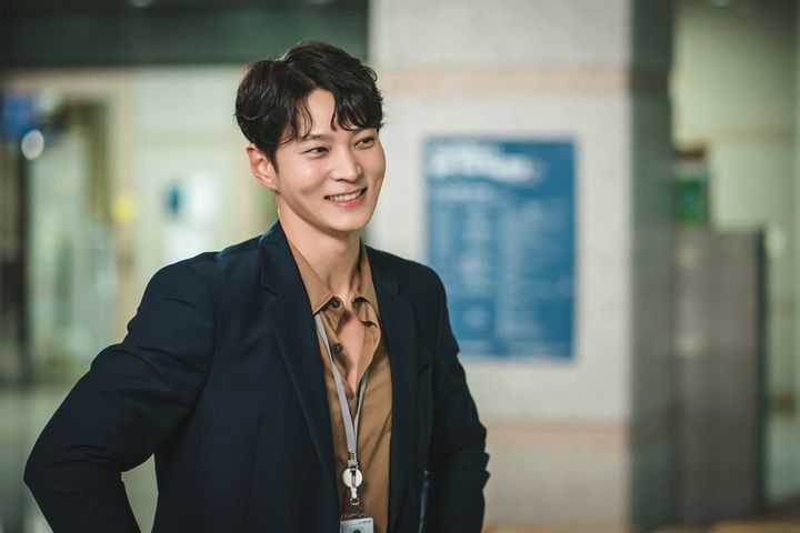 “視聴率王子”チュウォンが冴えない公務員役！ その裏の顔は怪盗スカンク!?