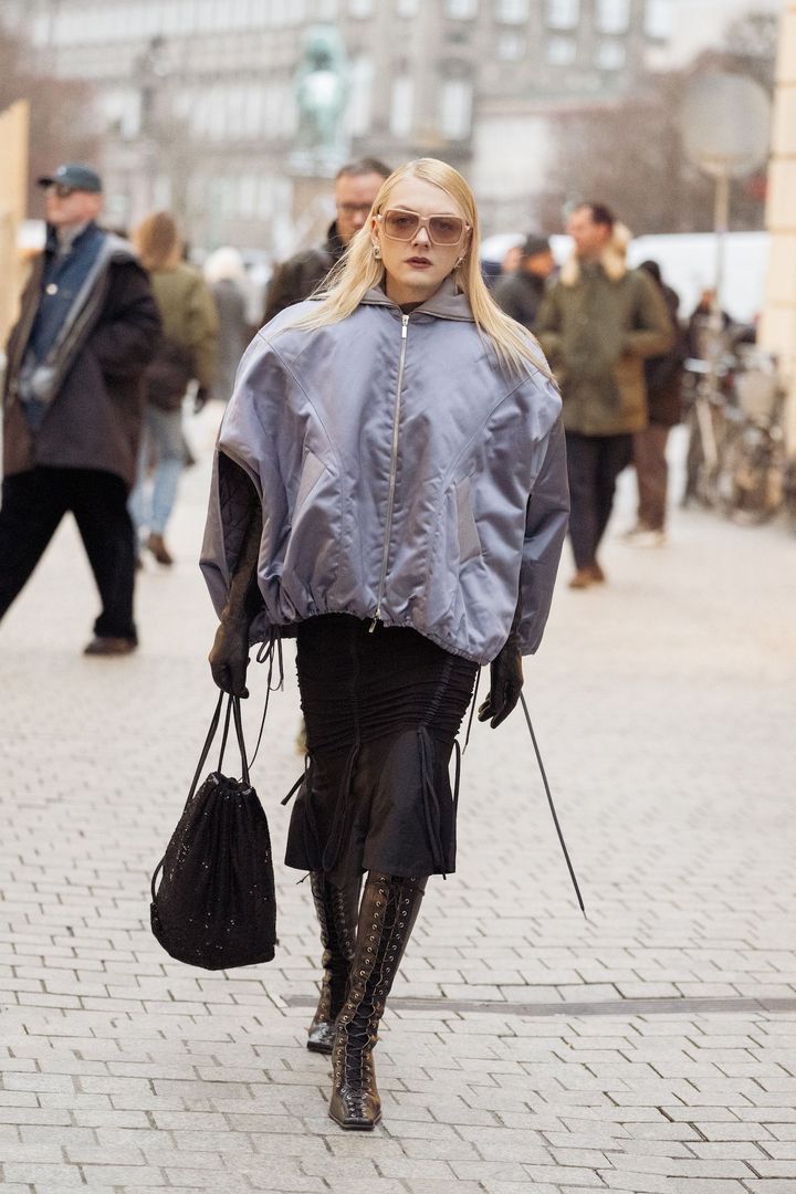 メタリックカラーとビッグサイズのシルエットでクールに決めて。