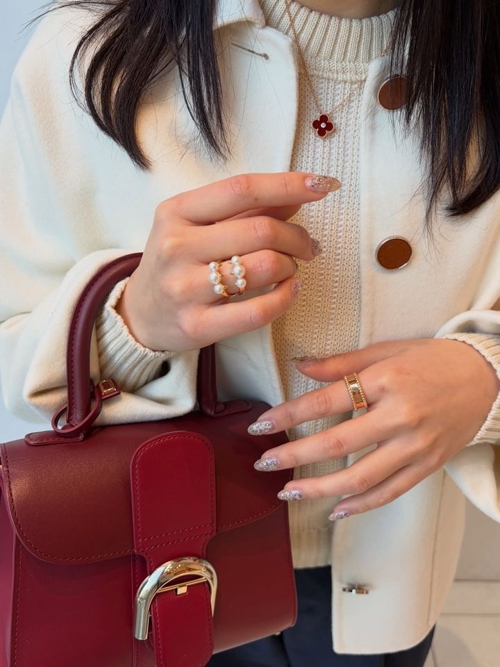 指輪の重ね付けを楽しむ人