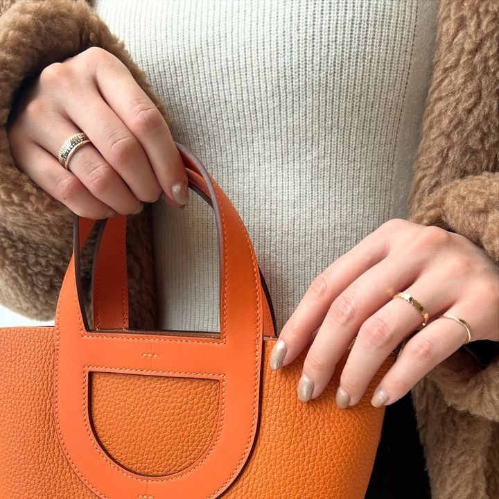 指輪の重ね付けを楽しむ人