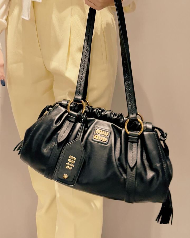 バッグチャームが付いたミュウミュウのバッグ