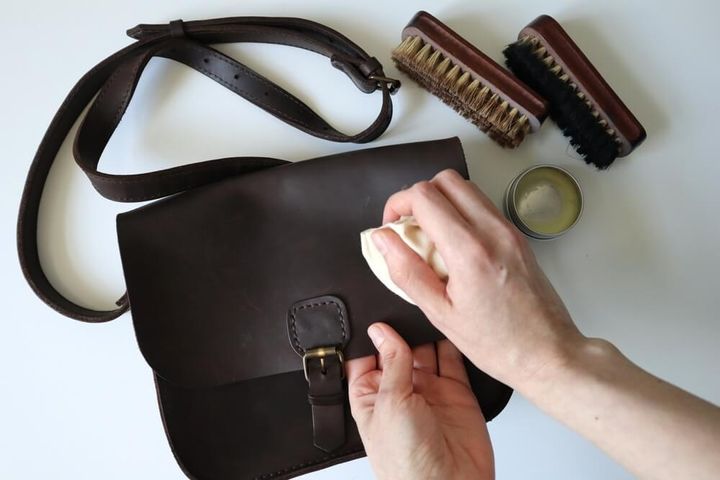 バッグのお手入れをする様子