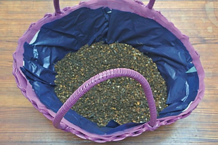 樹脂製のバスケットに、水抜き穴をあけたライナーを敷く。用土がたっぷり入るのに軽くて、開口部が広いから植えつけやすい。