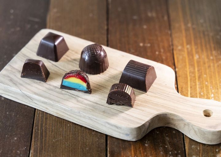 大人気のトリュフチョコレート。左から「トリプルチョコレート・トリュフ」「レインボー・シェイブアイス・トリュフ」「コナコーヒー・トリュフ」各$3.25（3個入りのカスタムボックスは$12.99）