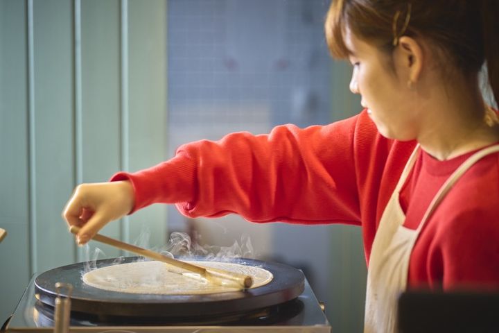 クレープ生地を焼く様子