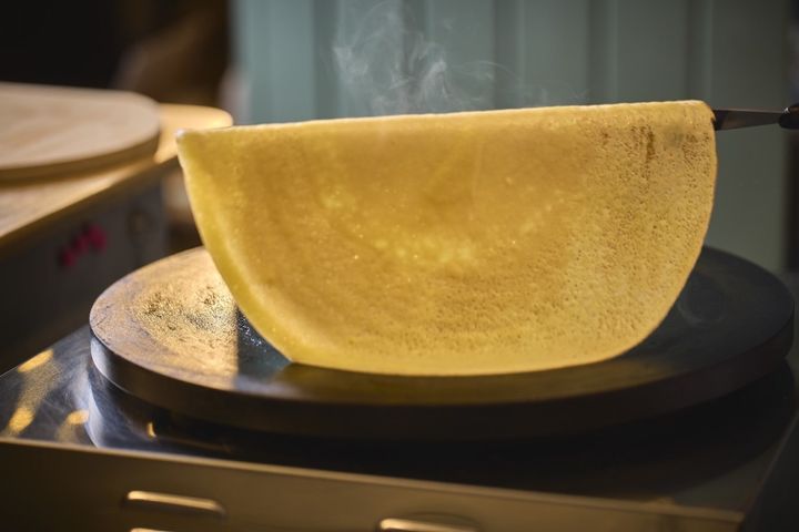 焼き上がったクレープ生地