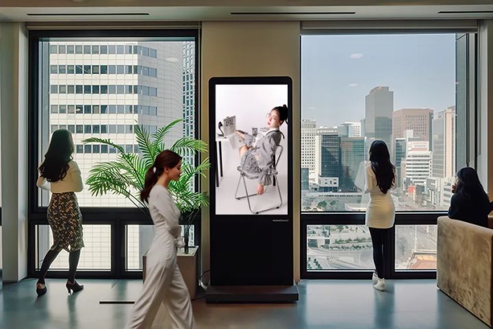 都市型空間に設置されたキオスク型デジタルサイネージ