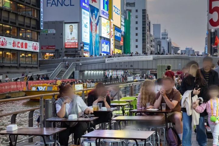 道頓堀川沿いのテラス席とにぎわう夜景