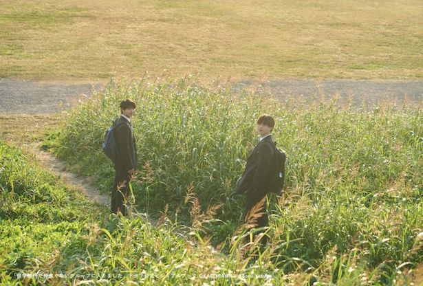 『「修学旅行で仲良くないグループに入りました」ドラマ公式ビジュアルブック』 撮り下ろしカット （C）KADOKAWA／写真：Kaoru Yasuba