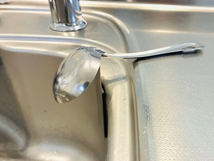 【セリア】超シンプルな『銀のプレート』が大正解！まさかの使い道に「その手があったか…」キッチンで活躍♪