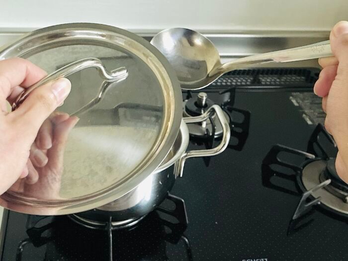 【セリア】超シンプルな『銀のプレート』が大正解！まさかの使い道に「その手があったか…」キッチンで活躍♪