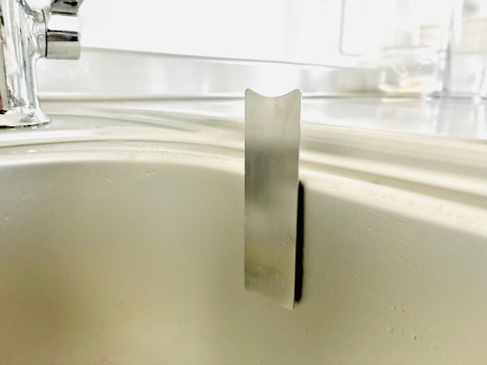 【セリア】超シンプルな『銀のプレート』が大正解！まさかの使い道に「その手があったか…」キッチンで活躍♪