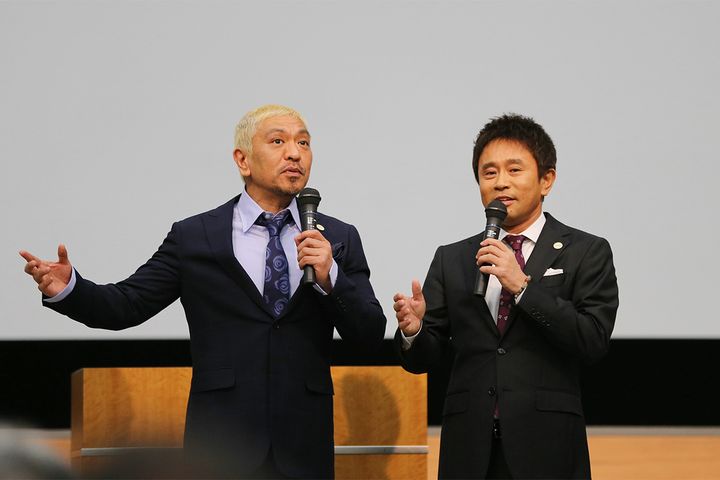 お笑いコンビ「ダウンタウン」の浜田雅功さん（右）と松本人志さん（2017年3月27日、時事）