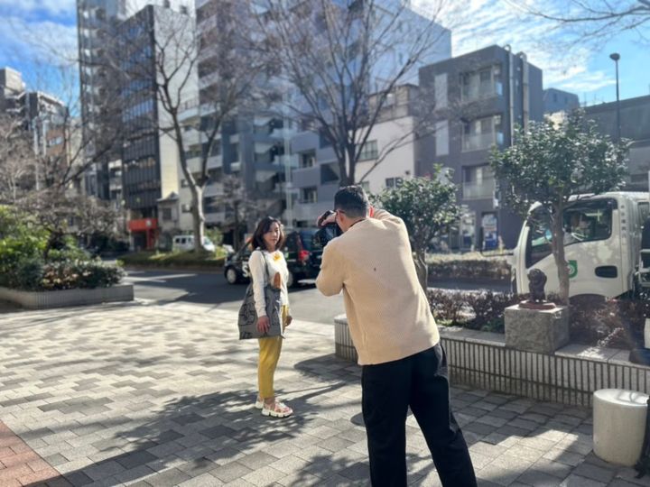 「歩いて巡るパン活動」の様子を取材している様子。カメラマンのコタニシンスケさんが撮影。