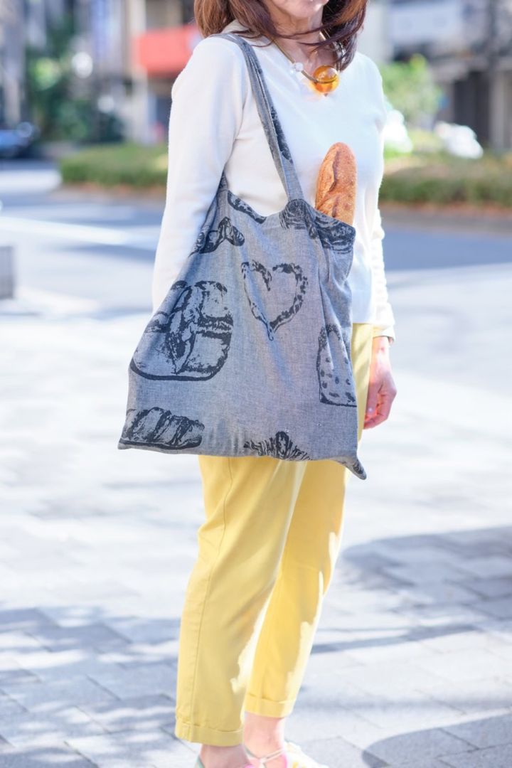 read1s tのパン柄布バッグに顔を覗かせてるバケットは「Bread Ship」のもの