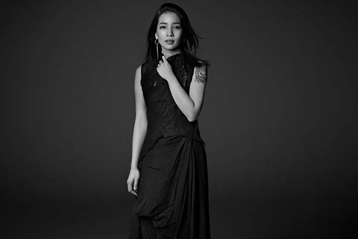 モノクロのスタジオポートレート作品