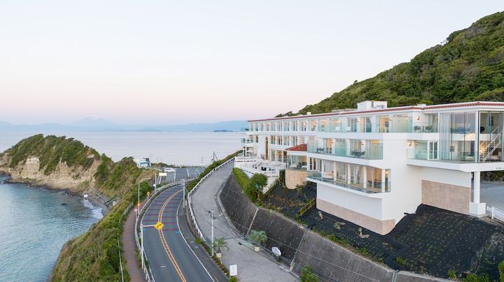 首都圏から1～2時間圏内というアクセスのよさを誇る全室オーシャンビューのホテル。