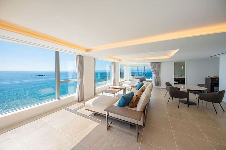 シグネチャースイート「OTOWAスイート」は、窓一面に富士山、伊豆半島、箱根連山、三浦半島の180度の大パノラマが広がる。