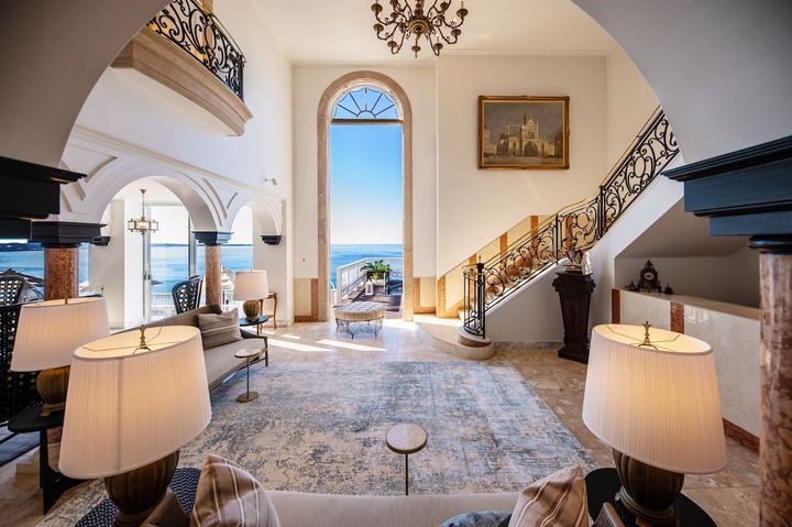 南フランスのリゾートホテルのようなロビーラウンジ。15_00〜23:00はワイン、ビールなどをフリーフローで提供。