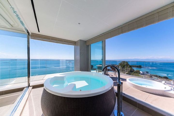 南東の角に位置する「OTOWAスイート」のバスルーム。円形のバスタブに浸かりながら絶景を見渡す。