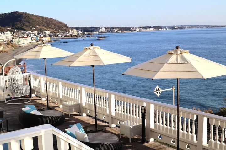 テラスにはリゾート気分を盛り上げるパラソルがあり、その隣の人工温泉「スパ ブルー・ラグーン」では足湯も楽しめる。