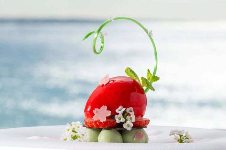 メインデザートの「‟フルリール“ 苺のムースと蓬クリーム 桜風味の泡」。ヘタの部分は繊細な飴細工。