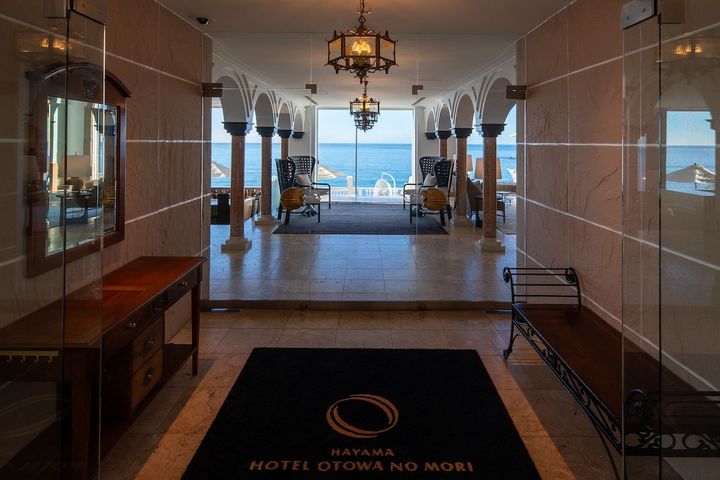 エントランスを入ると総ガラス張りのロビーラウンジの向こうに海が見える。