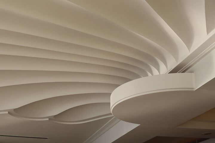 岡本太郎事務所専属工場に制作を依頼した貝モチーフの天井。