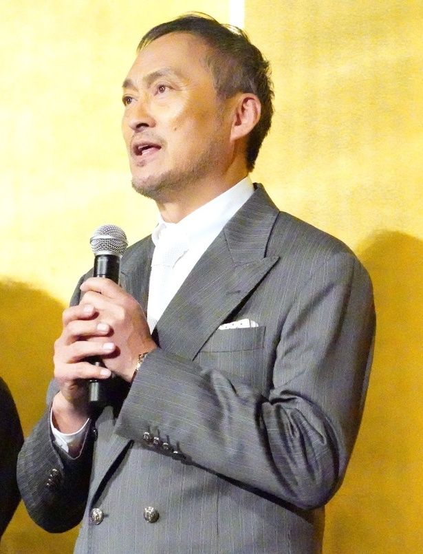 芝居小屋「森田座」で謀略を巡らせる立作者、篠田金治役の渡辺謙