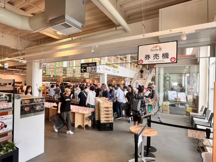 道の駅八千穂高原の店内と飲食エリアの賑わい