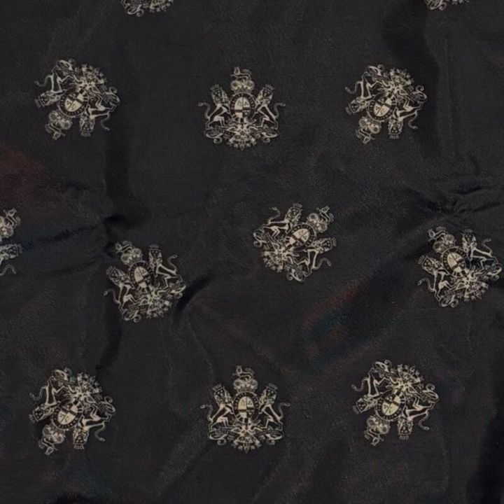 内側にはクラシックな紋章プリント