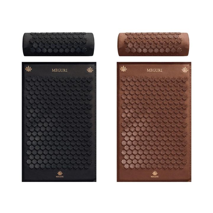 ・ブラック、ブラウンの2⾊展開 ／・マット、ピロー、収納バッグの3点セット。