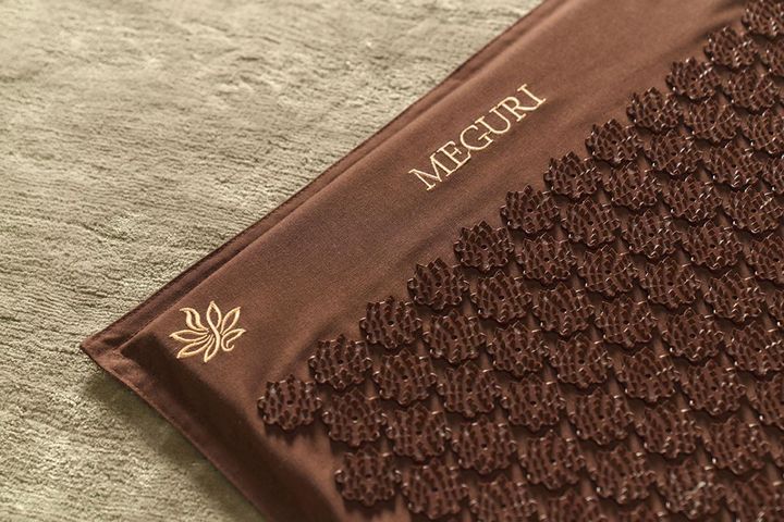 2種類の鉱⽯を使った特殊スパイクが特長。