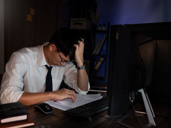 【日本睡眠学会所属医師が回答】「仕事が忙しいから」「仕事が終わらないから」と残業し続けていると、睡眠不足の状態が悪化し、業務効率がさらに落ちてしまう可能性があります。分かりやすく解説します。（※画像：amanaimages）