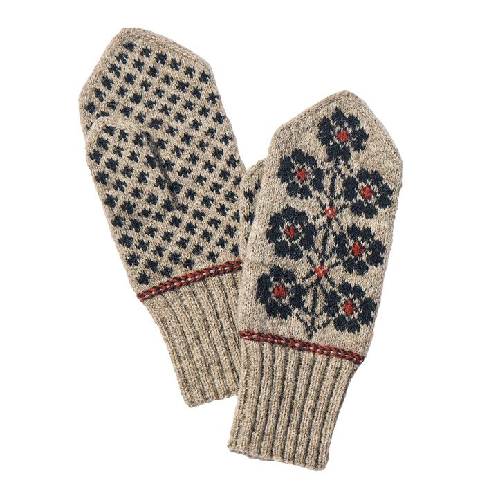 プラスするだけであったかくおしゃれになるニット小物たち