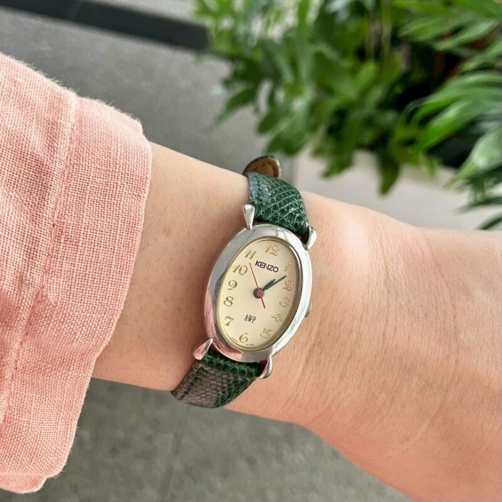 緑の針と赤い秒針が、新しいグリーンのベルトともマッチ