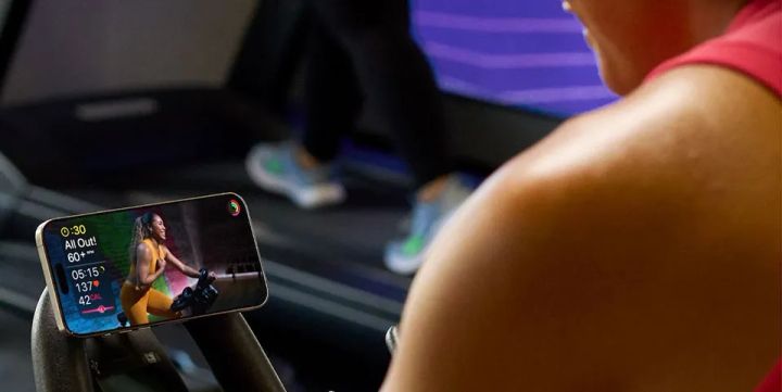 Globix新構造サドルの実物写真。黒を基調としたデザインで座面に体圧分散構造を採用