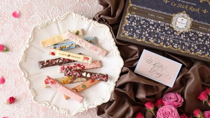 レースプレートに並んだ色とりどりのスティックラスク