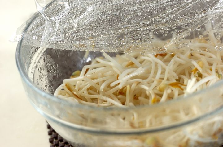 モヤシとベーコンの和え物の作り方1