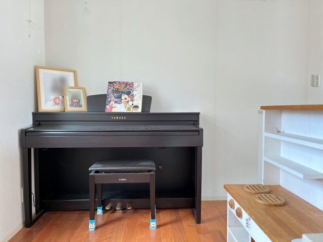 ピアノの上に飾られた写真