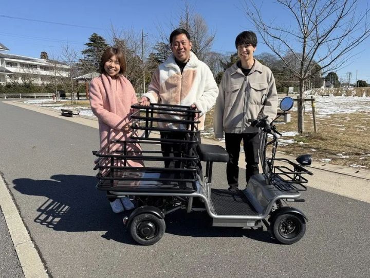 エレカーゴフルロングと3名が並ぶプロモーション写真