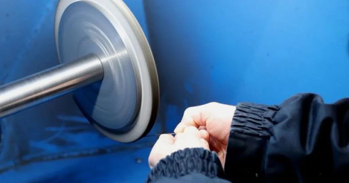 回転ホイールでチタン素材を研磨する製造工程