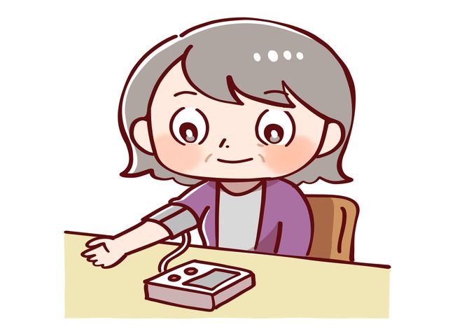 血圧を測る高齢女性