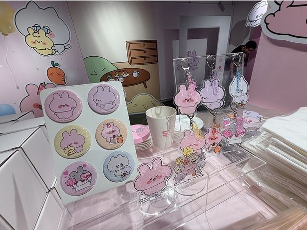 5周年を記念した描き下ろしアートを使ったグッズがたくさん！