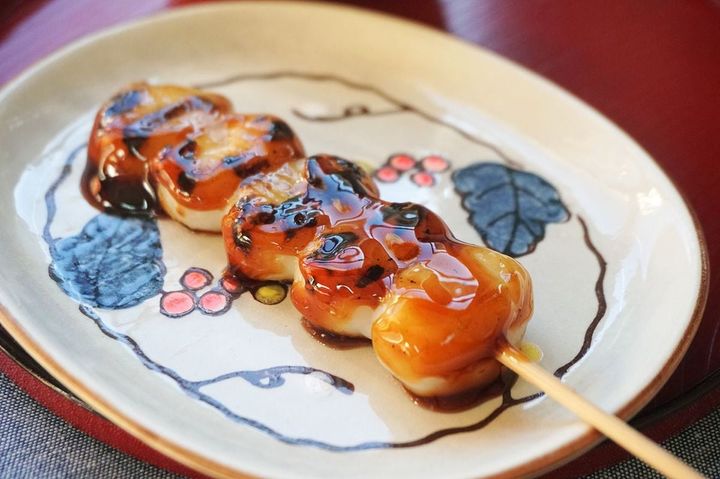 もちふわ食感が病みつきになる盛華堂のみたらし団子（1本120円）