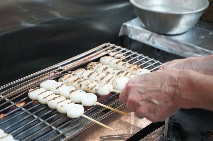 団子を焼いている