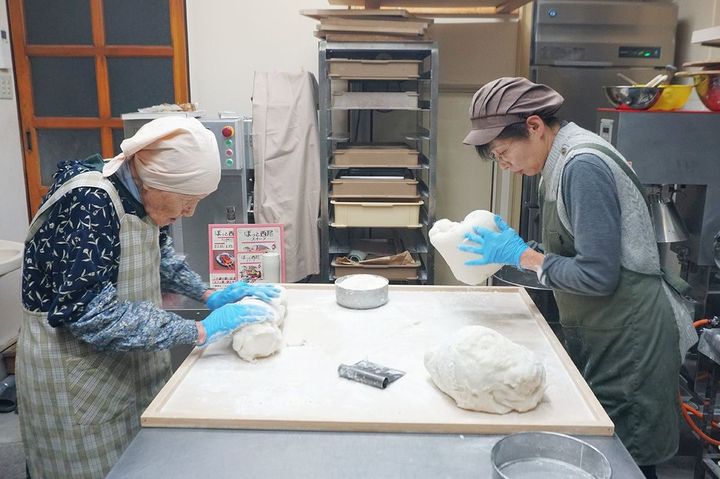 1回で250本分のみたらし団子をつくる。重いものを運ぶ作業は敏子さんの負担になるため、昭美さんの担当だ