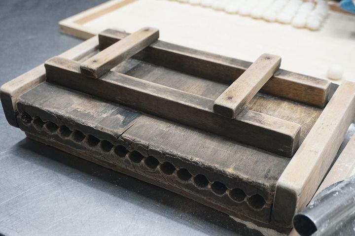 現在4代目の団子を形づくるための道具「球断器」