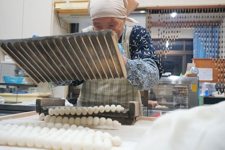 道具で挟んで転がすと、パッと団子の形になって飛び出してきた